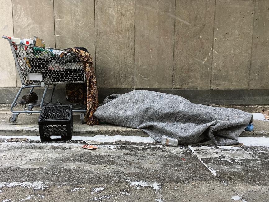 News24's tweet image. Hefty fines for homeless people for obstructing pavements in Cape Town | @JennaEtheridge 

ow.ly/qh7A50uQQa0