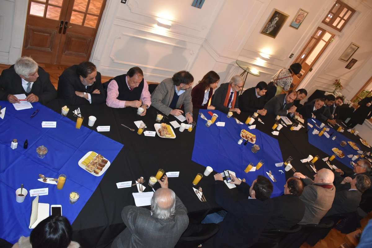 soyunapyme's tweet image. 👋PYMES nos reunimos con @meconomia en primer encuentro con el sector y nuevo Ministro J Andrés Fontaine. Planteamos cambios en Chile Compra y requisitos inalcanzables que se exigen a las Pymes, pago 30 días e implementación. Real integración de este segmento.