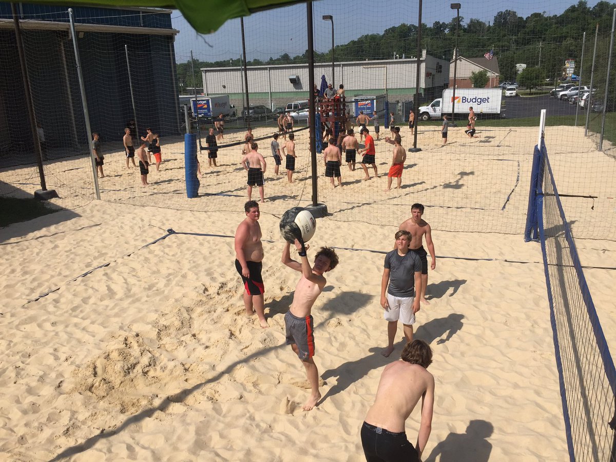 CoachWalton_'s tweet photo. Thanks to @Grandsands1 for having @LHS_TigerFB 🐅 for a great sand work out & medball volley ball #BeGreat #TopGunStyle https://t.co/Wqcr7tOfe3
