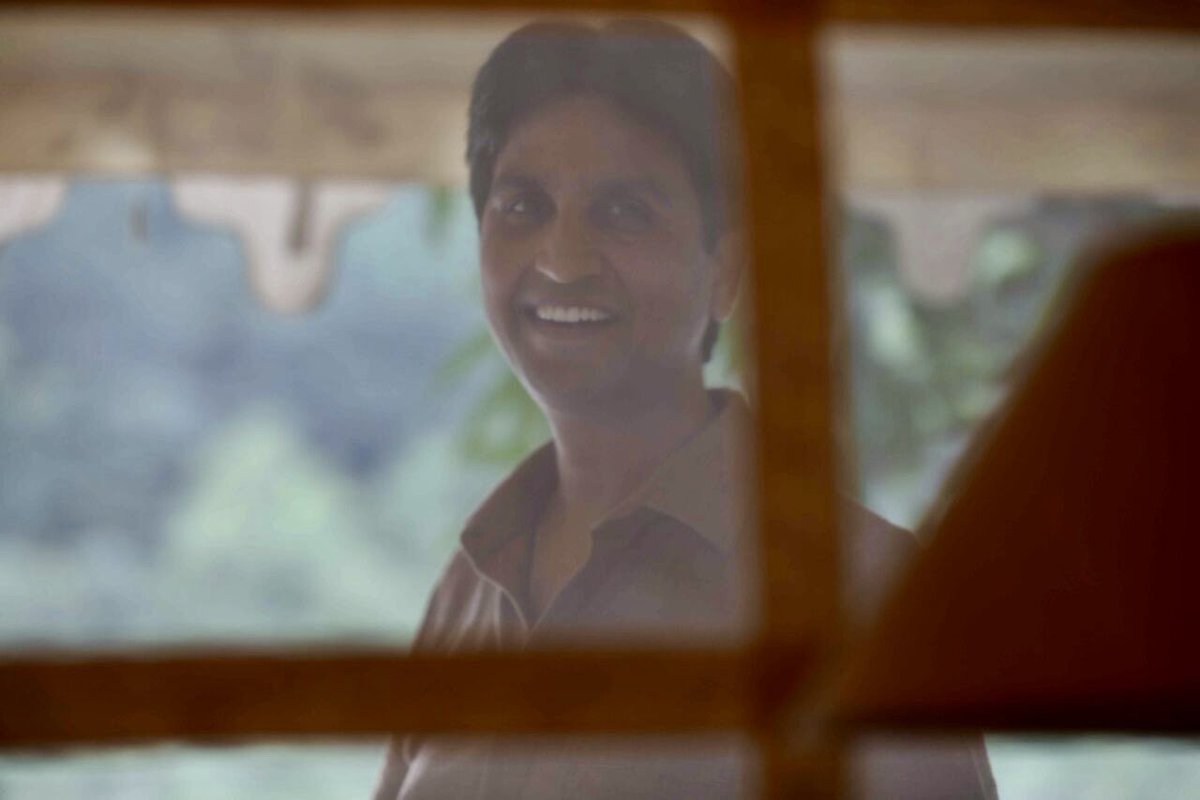 DrKumarVishwas's tweet image. “भीड़ से छूटा हुआ रोज यही सोचता हूँ ,
क्यूँ मेरी बात निकल जाती है मुझ से आगे ?
एक अरसे से मैं और रात साथ चलते हैं ,
सुब्ह तक रात निकल जाती है मुझ से आगे..!”
🙏 Good Night Dosto😍