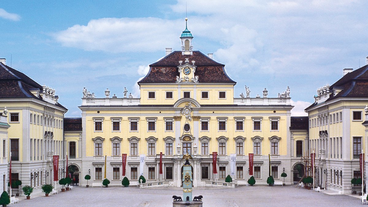 Im Themenjahr „Frankreich und der deutsche Südwesten" bietet das #ResidenzschlossLudwigsburg am französischen Nationalfeiertag, dem 14. Juli, ein vielfältiges Programm an. Mit 🇩🇪🇫🇷Freundschaftsbändchen ist der Schlosseintritt frei! #schloesserBaWu schloesser-und-gaerten.de/presse/pressem…
