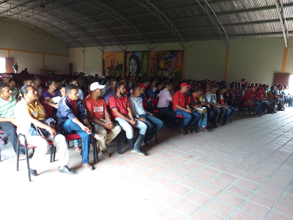 MunozPsuvOficia's tweet photo. Hoy #01Jul Arranco Con Mucho Entusiasmo La Formación De Nuestro Cuadros De Base Popular Del @PartidoPSUV En El Mcpio #Muñoz Con Palabras De Apertura Del Ciudadano Alcalde @JBonaPSUV 

#16AniversarioMisionRobinson 

@NicolasMaduro @RCarrizalezPSUV @dcabellor @EduardoPinateS https://t.co/ztIFdKrOYM