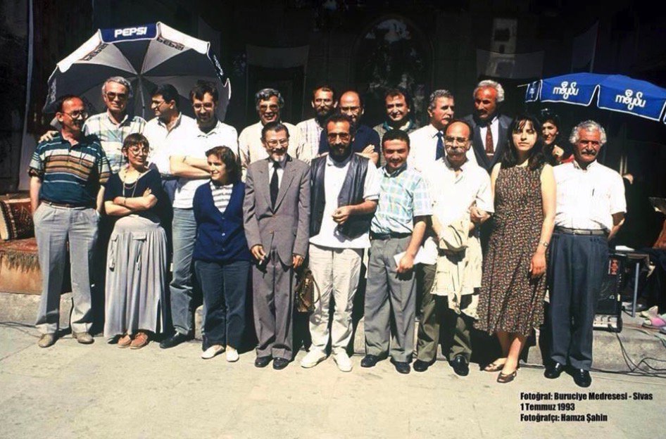 Bu fotoğraftan tam 1 gün sonra Sivas’da bir otelde yakıldılar. Unutturmamak adına uygulamamıza bekliyoruz! #unutMADIMAKlımda