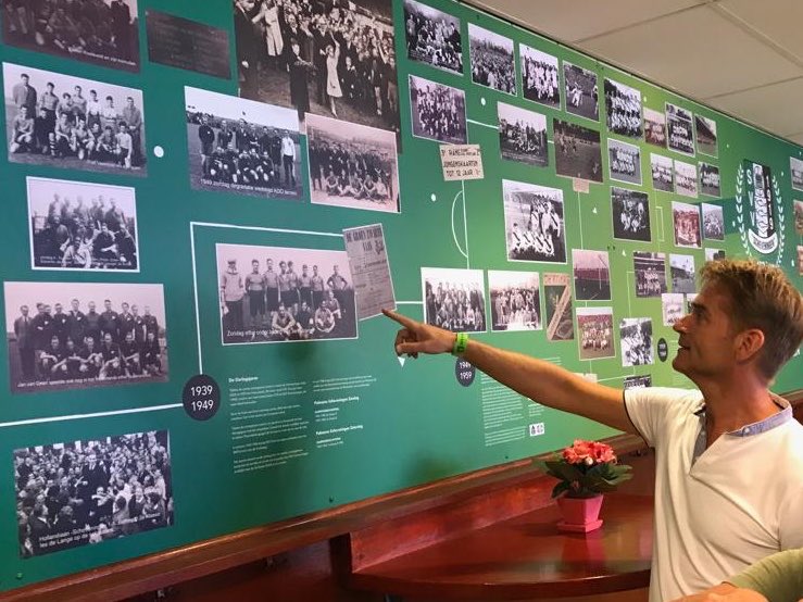 SVV Scheveningen 100 jaar! Wethouder <a href="/RicharddeMos/">Richard de Mos 💚💛</a> reikt de jubileumssubsidie uit aan voorzitter Ron Klein en de <a href="/knvb/">KNVB</a> benoemt secretaris Rob Vis tot lid van verdienste. Gefeliciteerd!