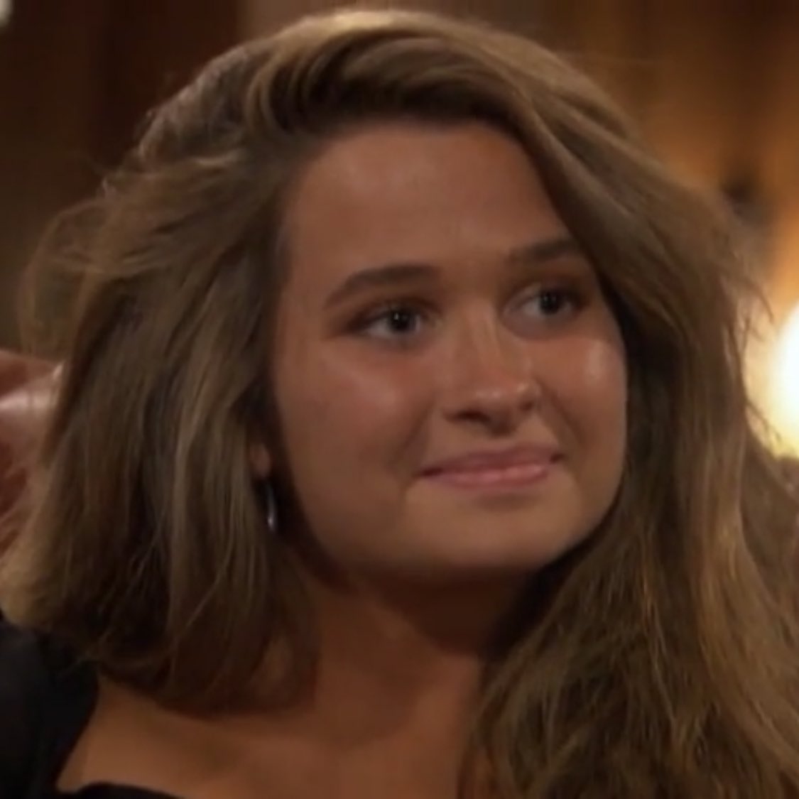 lindsbramm93's tweet photo. Jed’s sister hair so big cause it’s hiding Jed’s girlfriend #TheBachelorette https://t.co/8wLFfCf5TH