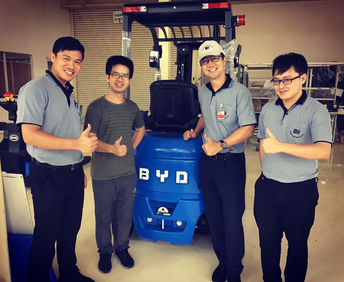 NopparatD3's tweet image. Thank you very much Mr.Awen for Training Maintenance BYD Forklift. #BYDForkliftThailand #byd #lithiumironphosphatebattery #โฟล์คลิฟท์ไฟฟ้า