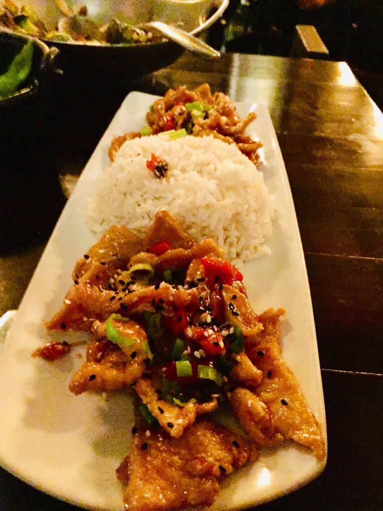 TheFoodie8's tweet photo. #SesameChicken #Peppers #Onions #ChiliPods #Scallions #FreshGinger #Garlic #ToastedSesameSeeds #WhiteRice #PureDeliciousness #EatPgh #TrueCooks big thank you again @socialhouse7 ๐๐๐๐ https://t.co/FLJ3BJfRny