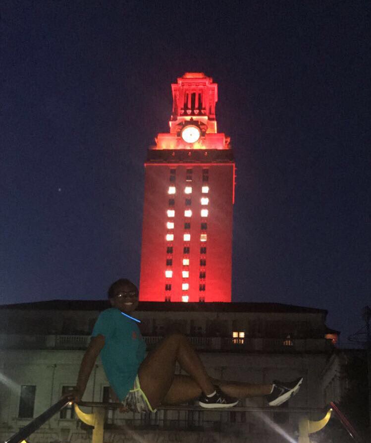 _NiaTheGreat's tweet photo. idk what pose i was going for but this was my first weekend at UT, and first picture as a student in front the tower #MyFirstUT @TexasBHC https://t.co/ZlSxLVlUgh