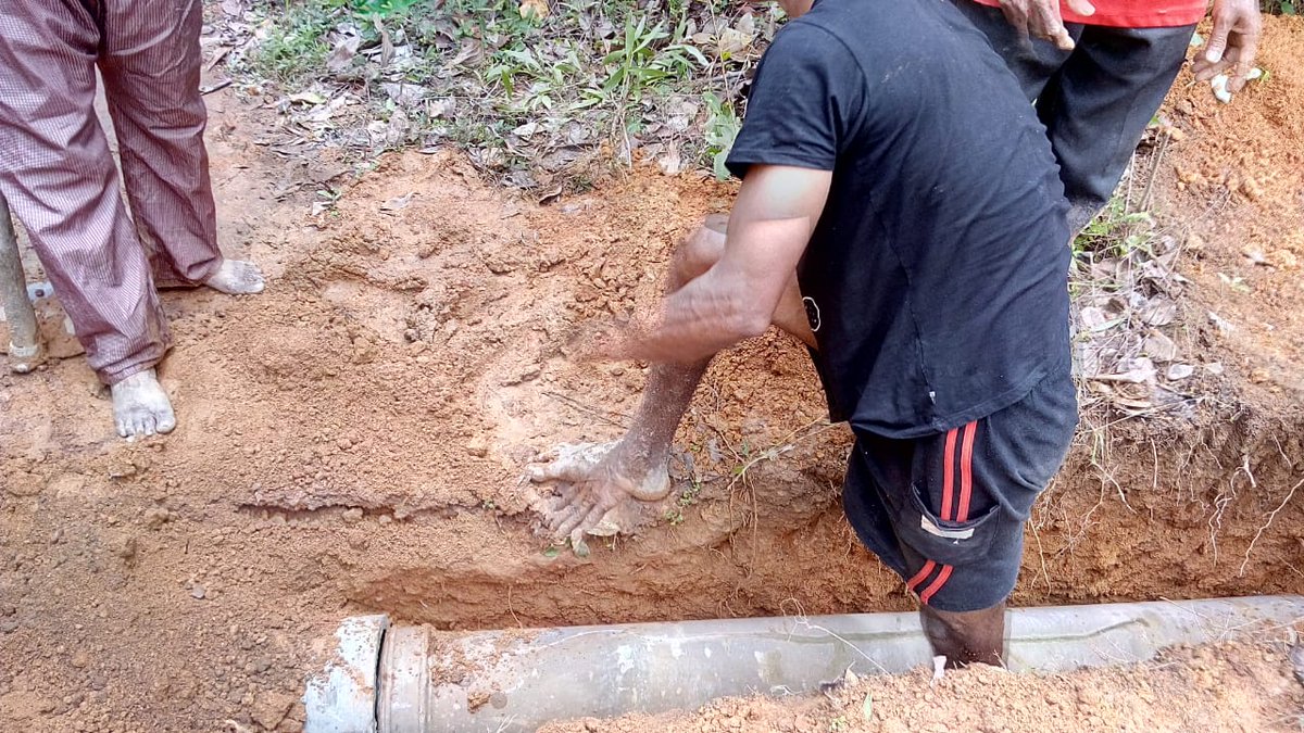SSYMsarve's tweet photo. Our youth club's contribution to #JalShaktiAbhiyan # 6th program on 07/07/19.. Construction of drains to divert and guide rain water to the harvesting pits.  @narendramodi @gssjodhpur @PMOIndia @astitvam #JanShkati4JalShakti @nehru_kendra @Anoopsri @mowrrdgr https://t.co/7uhUJwrZ1Y