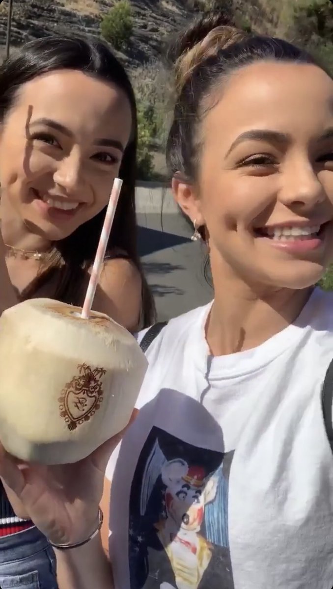 Marclandh's tweet photo. My #TeenChoice for #ChoiceYoutuber are @MerrellTwins Please RT to vote!! @VanessaMerrell @veronicamerrell @MerrellTwins give me that Coconutttt !! ❤️😂😆 https://t.co/e7Lxp0LhGZ