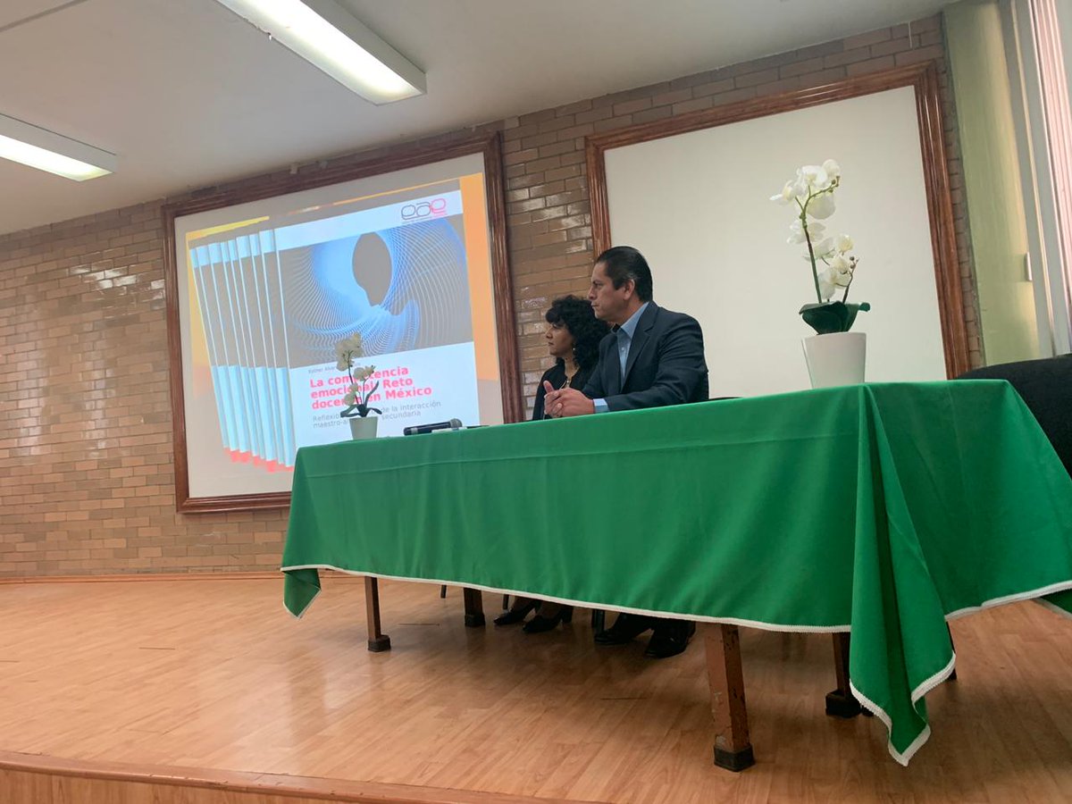 miranda_cycy's tweet photo. Hoy nos acompañó la Dra. Esther Álvarez Bolaños, con la conferencia #LaCompetenciaEmocional dirigida a estudiantes y docentes de la #EscuelaNormal1 de #Toluca
#EducacionSocioemocional https://t.co/elCTMReyUi