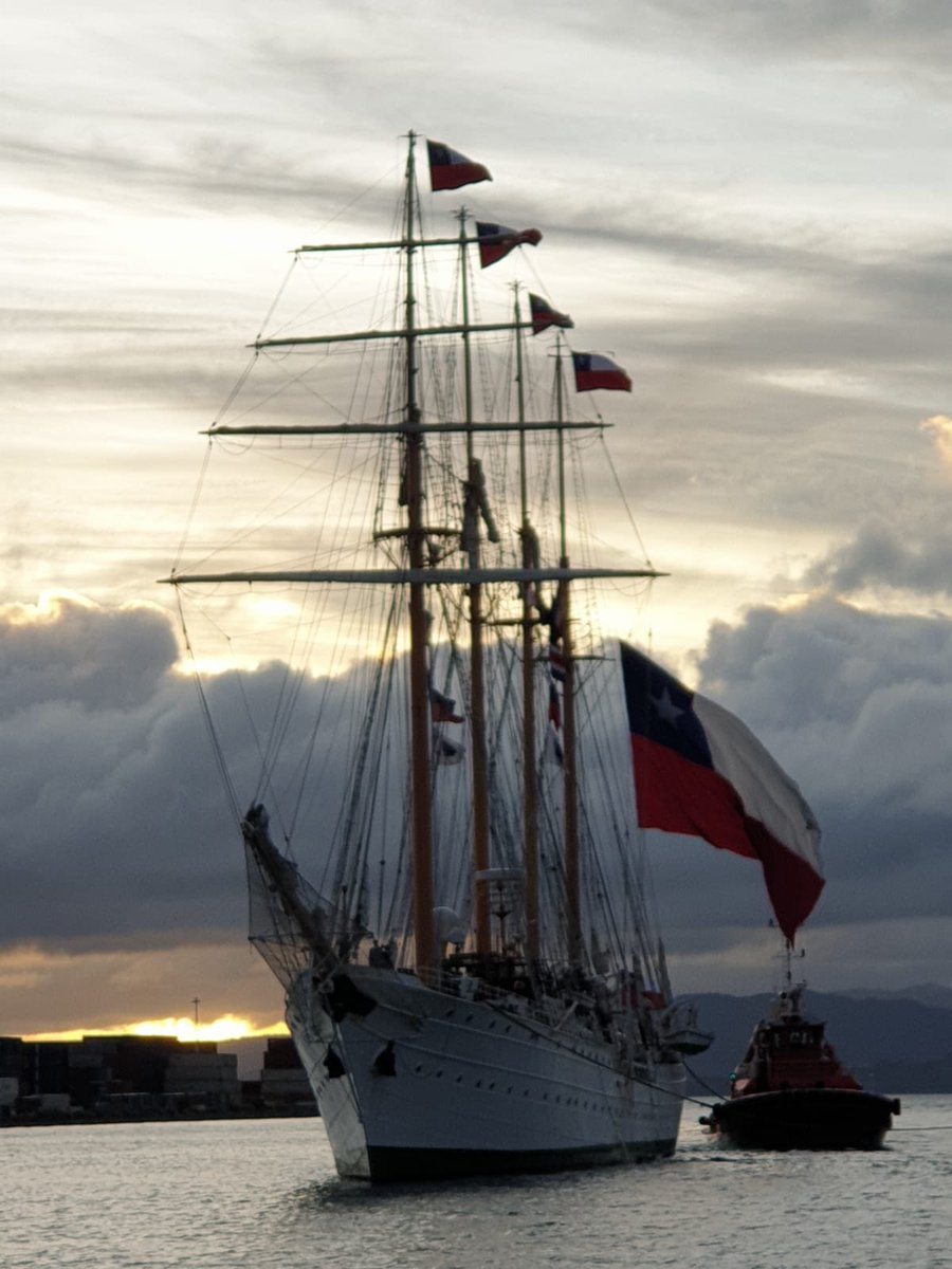 Tras 30 días sin ver tierra solo mar, realizando un arduo trabajo en equipo y compañerismo, la dotación del Buque Escuela “Esmeralda” arribó a #Wellington, #NuevaZelanda