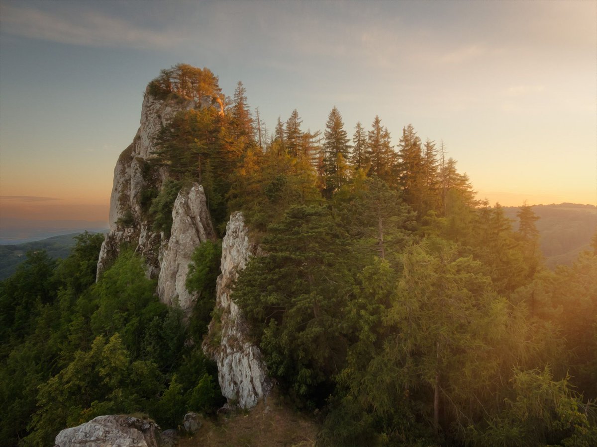 trickyshutter's tweet image. Sunset at Vrsatec Castle. I have a vertigo, so photos taken from cliffs/rocks are hard for me, the tension was killing me. After one or two hours of standing near the deadly abyss (at least for me) I felt totally exhausted. #naturephotography #photography #pictureoftheday #sunset