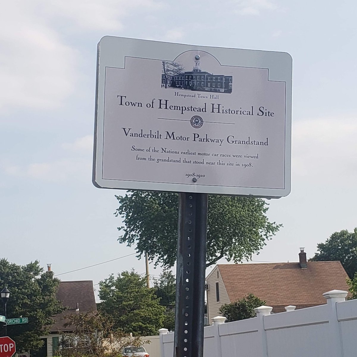 MotorPkwyEast's tweet photo. The Motor Parkway is part of the history of Queens & Long Island. When Governor Cuomo signs #A6413 / #S4492 we’ll be a step closer to reusing parts of this historic road as a trail and preserving our history! @NYGovCuomo @JohnMikulin @SenKevinThomas https://t.co/fAw3xwLezS