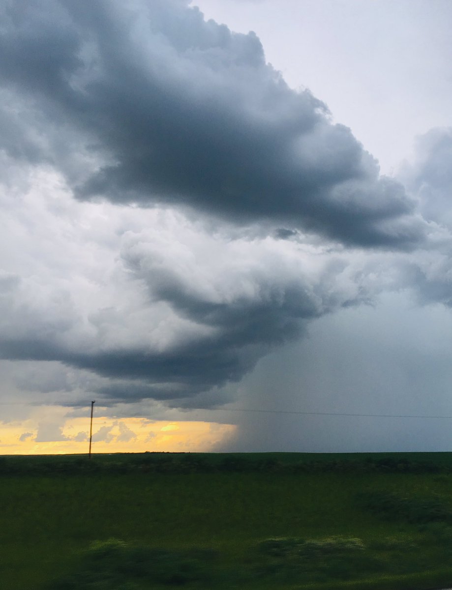 RoseZful's tweet photo. #skstorm July 7, 2019 Between Ponteix and Aneroid, SK. https://t.co/91eQg08DHL