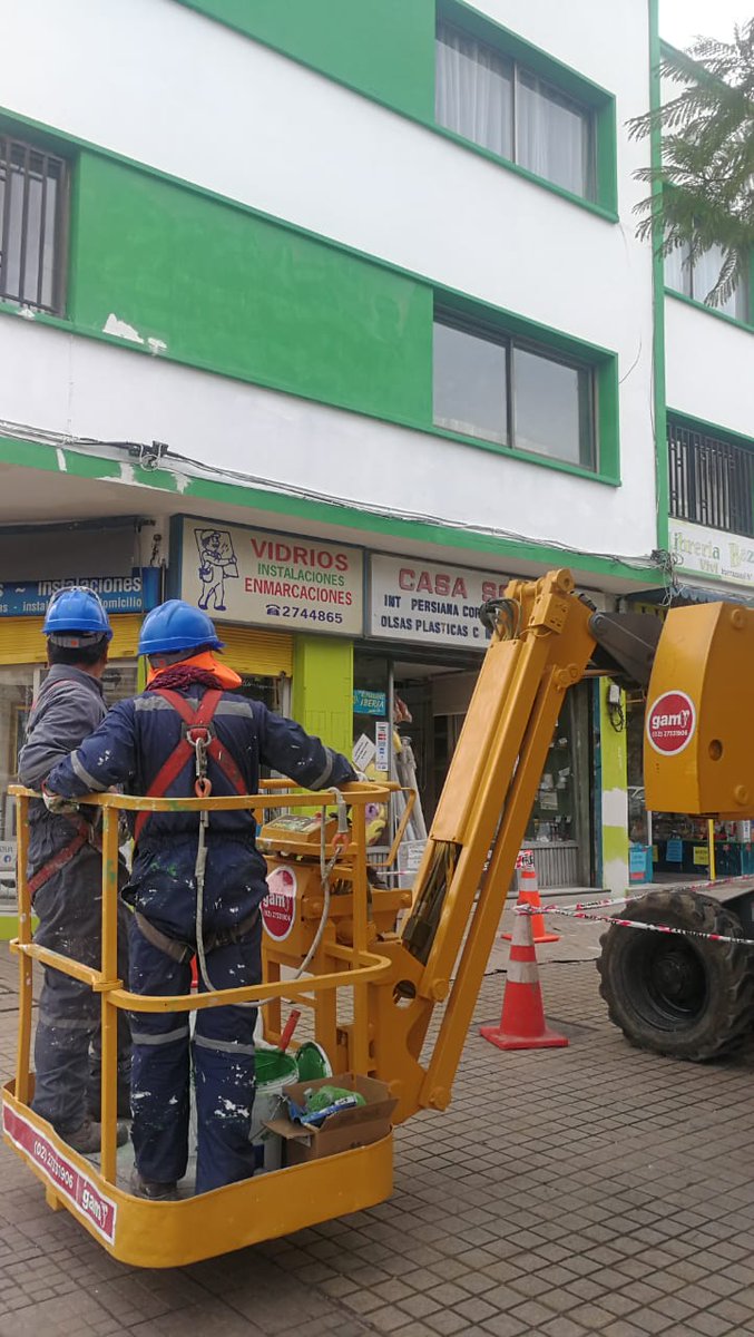ALTAPRESIONCHL's tweet photo. Recuperación de barrio comercial en Avenida Irrarázaval, comuna de Ñuñoa. Servicios realizados para SERCOTEC en apoyo a los pequeños locatarios #Recuperaciondefachadas #Recuperaciondeavenidas #Recuperaciondebarrioscomerciales #Ñuñoa #AltapresionCHL #Trabajosenaltura https://t.co/aeaadAvujO