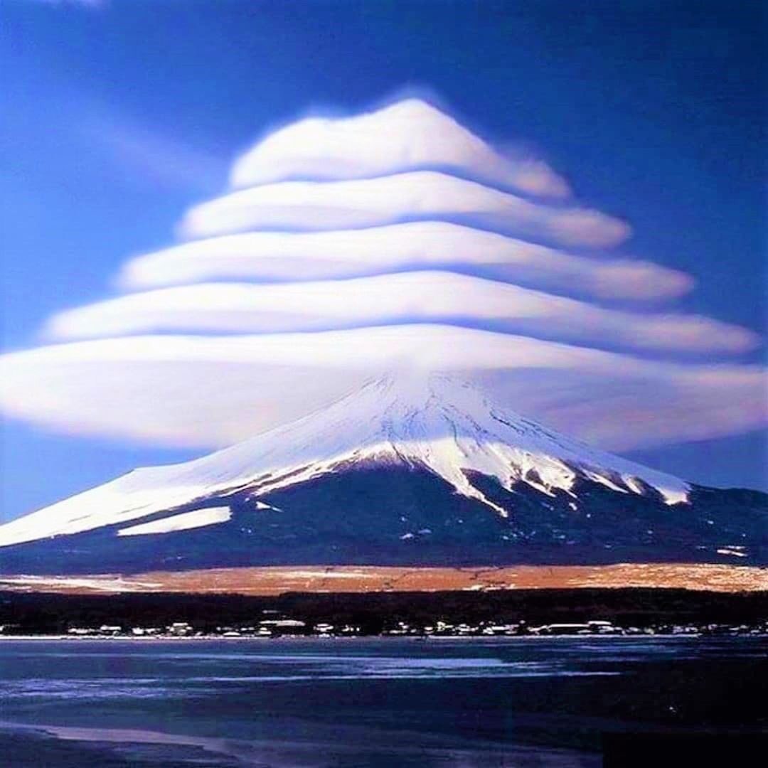 Lenticular Clouds neatly stacked over Mount Fuji, Japan! 🏔

#weather #nature #photography #wx