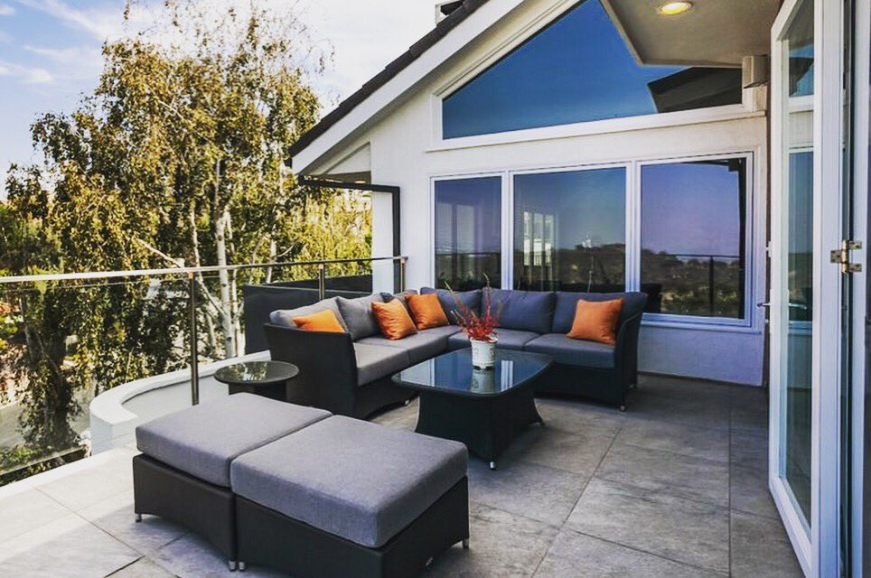 laurimstudio's tweet image. This beautiful modern balcony features crisp, black and grey furniture with orange accent pillows to add a pop of color. 🔸 #SummitProject #LauriMorrisonStudio

#exteriordesign #renovation #outdoorpatio #balcony #outdoorfurniture #modern #orange #accentcolor #pillow #outdoorcouch