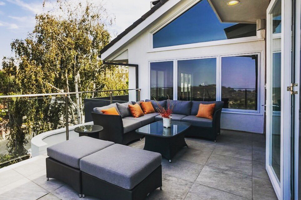 This beautiful modern balcony features crisp, black and grey furniture with orange accent pillows to add a pop of color. 🔸 #SummitProject #LauriMorrisonStudio

#exteriordesign #renovation #outdoorpatio #balcony #outdoorfurniture #modern #orange #accentcolor #pillow #outdoorcouch