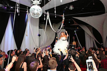 Bar Bat Mitzvah entrances from gold carts to surfboards
What is the craziest entrance you've seen?

ow.ly/ZX6j50uW2OI

#MitzvahMonday #MitzvahMarket #Mitzvahs #BarMitzvah #BatMitzvah #MitzvahInspire #MitzvahEntrances #MitzvahVenues #PartyVenue #MitzvahPlanner #PartyPlanner