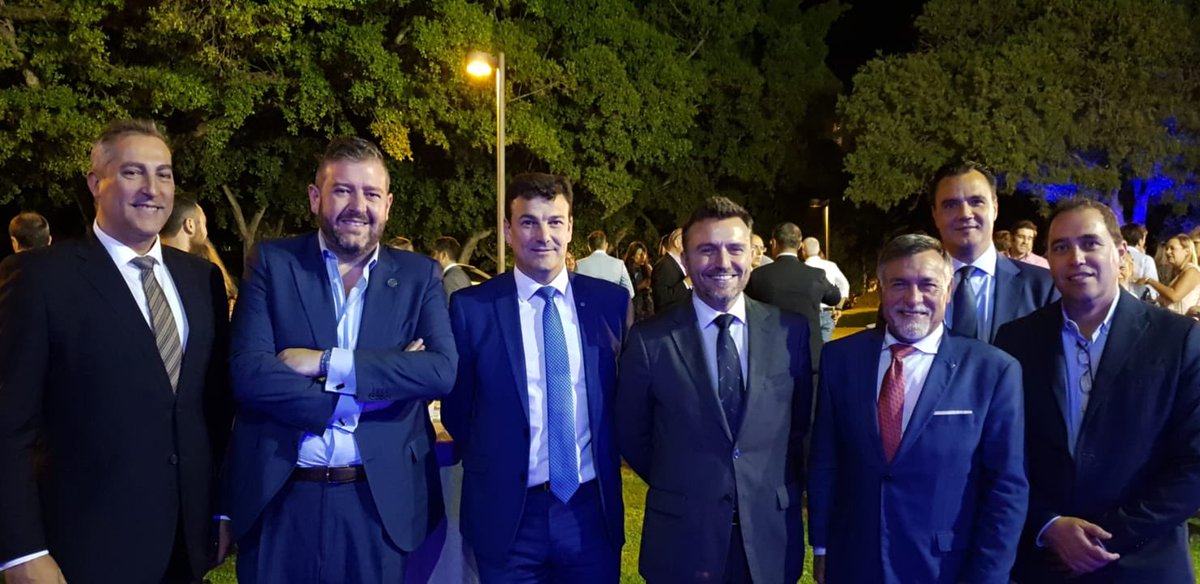 juanluiscruz_'s tweet photo. 🔝Esta noche, analizando cómo transformar la educación y las empresas andaluzas. Interesante jornada de #Andaluciadigital2019, junto a @MovistarEm y @IISanTelmo
#MalagaByte #Robotica #SmartLivingMarbella https://t.co/cgNc8e7vOf