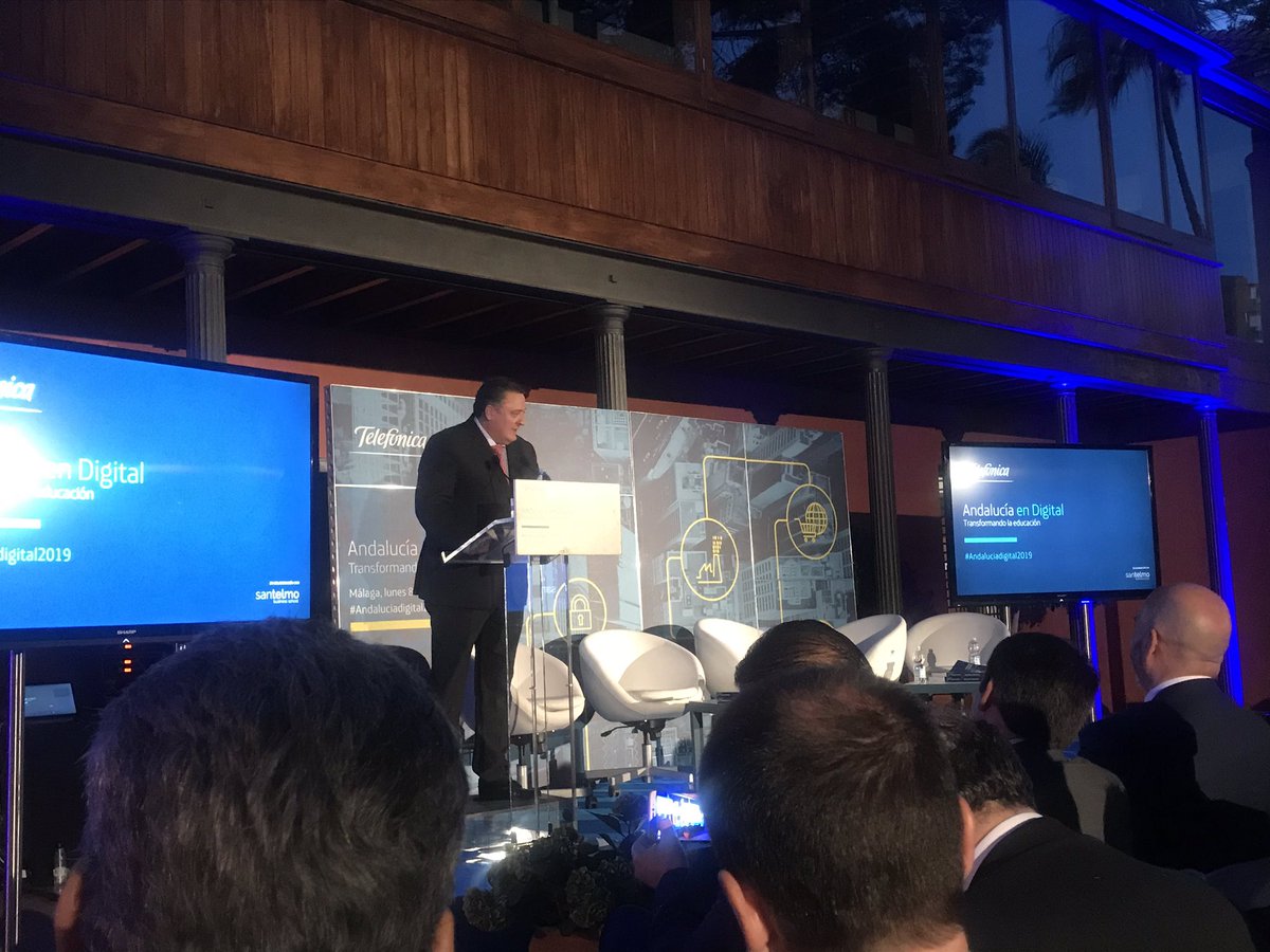 juanluiscruz_'s tweet photo. 🔝Esta noche, analizando cómo transformar la educación y las empresas andaluzas. Interesante jornada de #Andaluciadigital2019, junto a @MovistarEm y @IISanTelmo
#MalagaByte #Robotica #SmartLivingMarbella https://t.co/cgNc8e7vOf