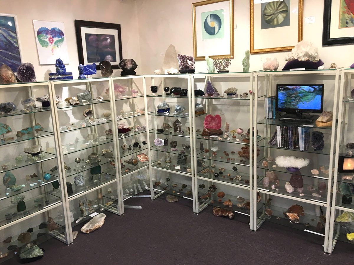 miraclemmm1's tweet photo. シャスタ ダウンタウン 「Crystal room」☆クリスタルルームというショップ名通りいくつものお部屋に素敵なクリスタルさん達がいっぱい✨シャスタの人達は皆さん優しくて英語がわからなくても楽しくお買物できるのもシャスタの素晴らしさ✨
#シャスタ #レムリア #crystal #Crystalroom #Crystalbowl https://t.co/hEDqYhoiKX