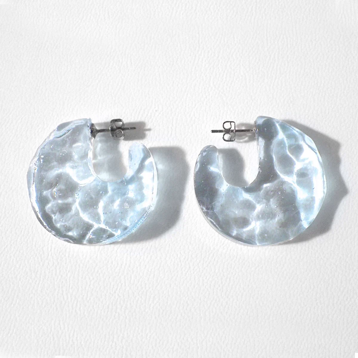 夏のお出かけにぴったりの涼しげな「水面アクセサリー」。きれいですね。