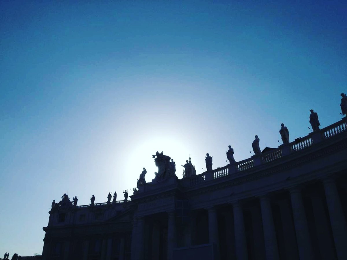 Couldn't resist the way the sun set behind St. Peter's Basilica! So picture perfect! What's your favourite place to watch the sunset in Rome?
.
.
#rome #roma #bellaroma #volgoroma #hellorome #iloverome #iloveroma #iloveitaly #amoitalia #volgoitalia #romanity #whatalife
