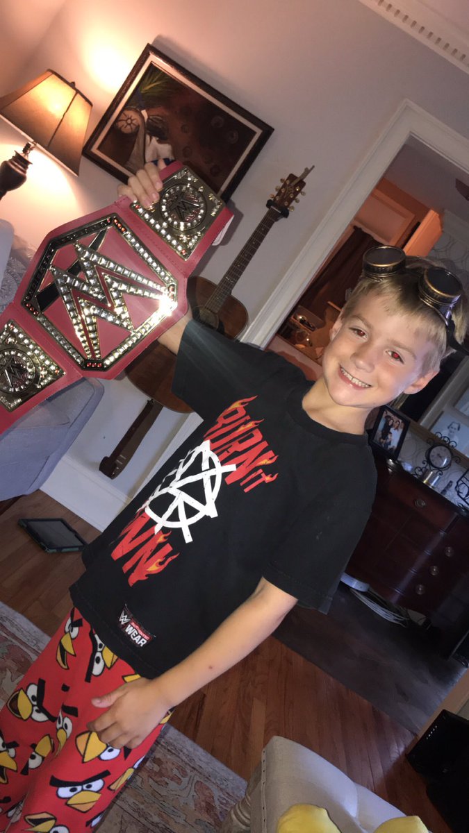 RaylanWaters's tweet photo. ready for #RAW can you guess who i’m cheering for?? been 3 years since i met @BeckyLynchWWE but she was one of the nicest people ever #theman #themansman https://t.co/gP3srYxthX
