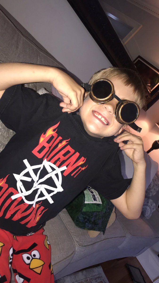 RaylanWaters's tweet photo. ready for #RAW can you guess who i’m cheering for?? been 3 years since i met @BeckyLynchWWE but she was one of the nicest people ever #theman #themansman https://t.co/gP3srYxthX