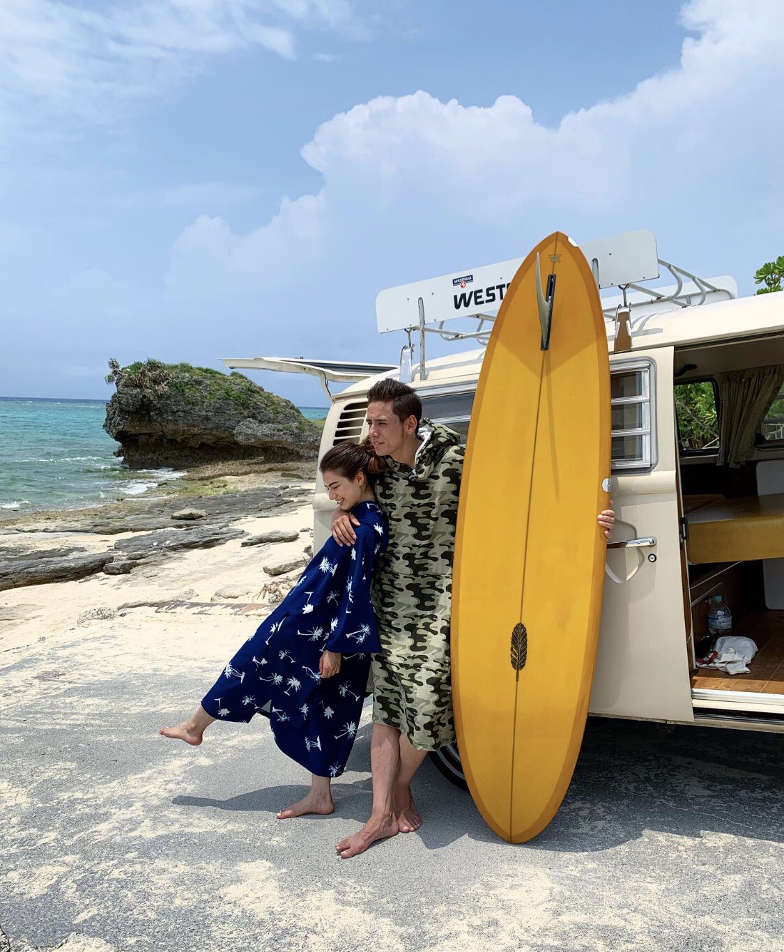 ヴィトル モデル Mc Na Twitteru おはようございます お天気がはっきりしないので晴れている写真を サーフィン上がり風な一枚 In Okinawa 沖縄 撮影 モデル ハーフモデル サーフィン サーフィン女子 海 ファッション ハーフ マリンスポーツ