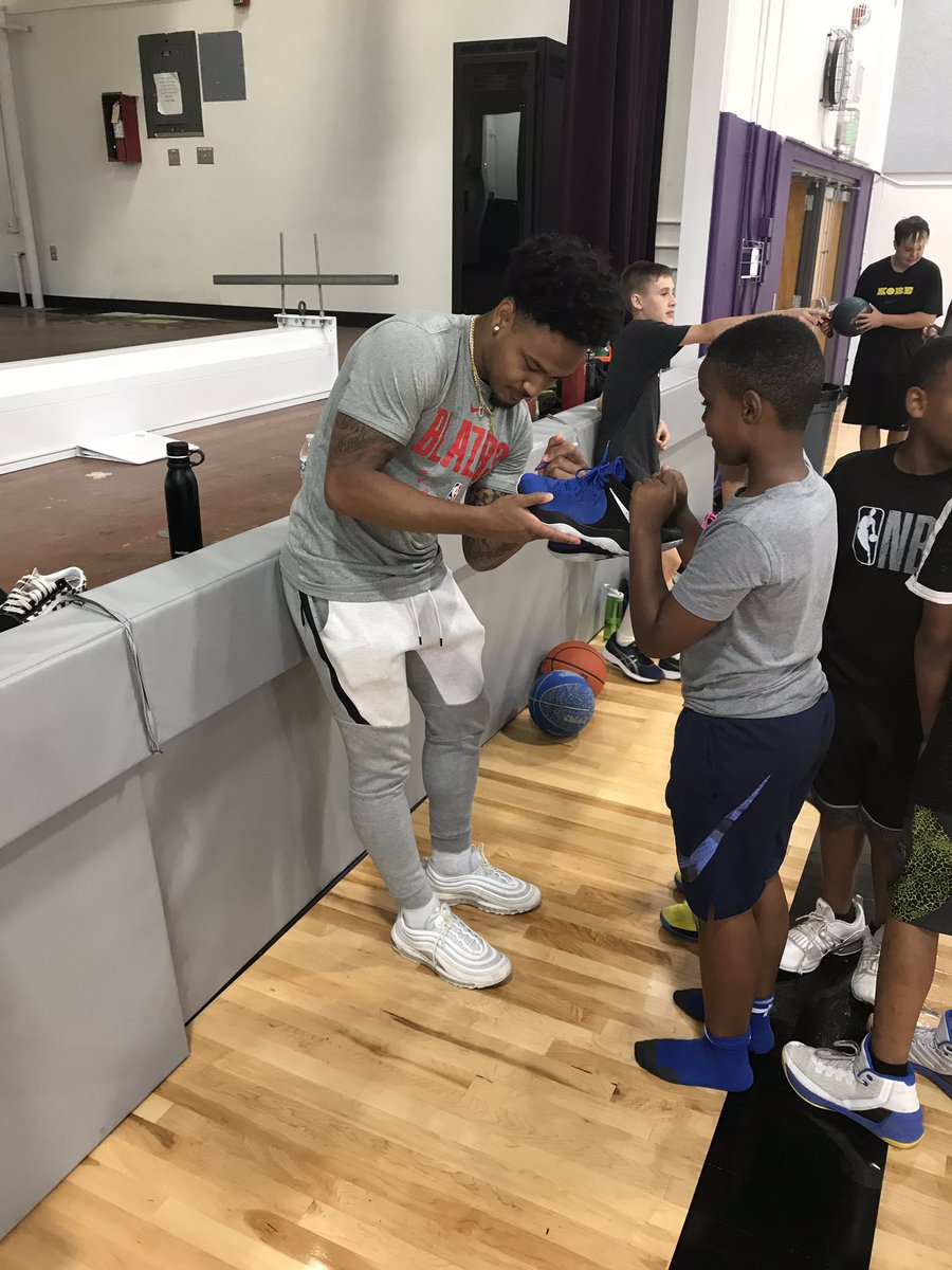 Youngyoson3's tweet photo. Successful Day 1 of Pirate Basketball Camp, thanks to my brother @David_Crisp31 coming through giving motivation to the youth, Back at it again tomorrow #GoPirates #BuildTheShip 🏴‍☠️ @Highlinepirates @HighlineSchools https://t.co/qGYxeLBzpa