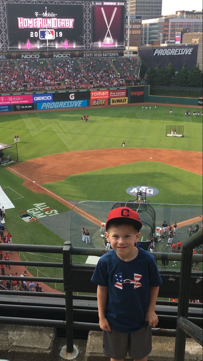GoonNumber4's tweet photo. Guys night out. My main man!!
#nobunts #dingersonly #HRDerby @Indians https://t.co/HiJS5VG6iS
