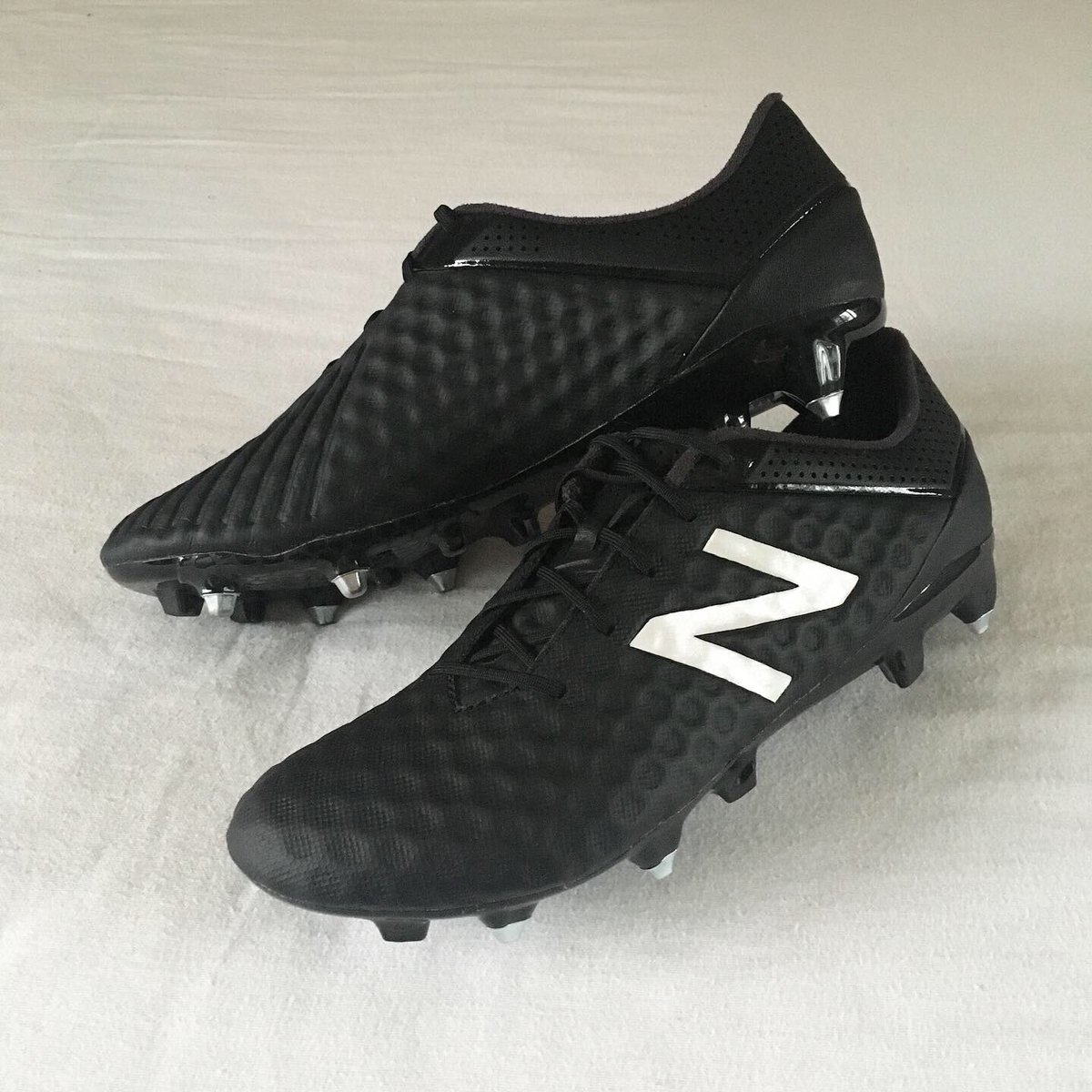 Retrobootsie's tweet photo. Something a bit different from the RetroBoots collection 💣  Here we have a player sample of the first New Balance Visaro that was released in 2015. A serious GAA boot if you were lucky enough to get your hands on a pair 💥 
——————-
#newbalance #visaro #sample #bootcollection https://t.co/F4QXtF1JOm