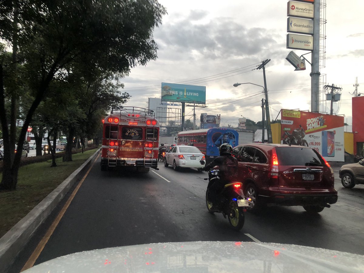 estado76's tweet photo. @amilcarmontejo los buses extra urbanos bailan por toda la Roosevelt luego se quejan https://t.co/76vWgcrIKY