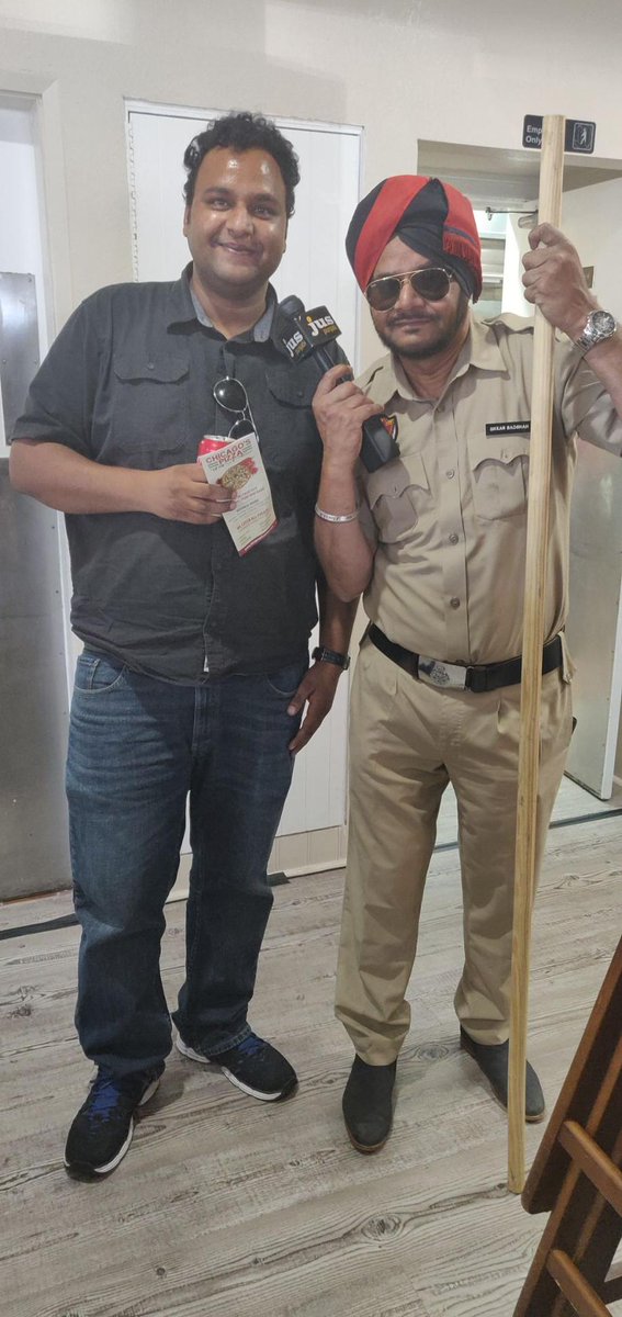 Jeremia30919666's tweet photo. Caught by the Punjab police at Chicago's pizza! https://t.co/t5vmQzSSND