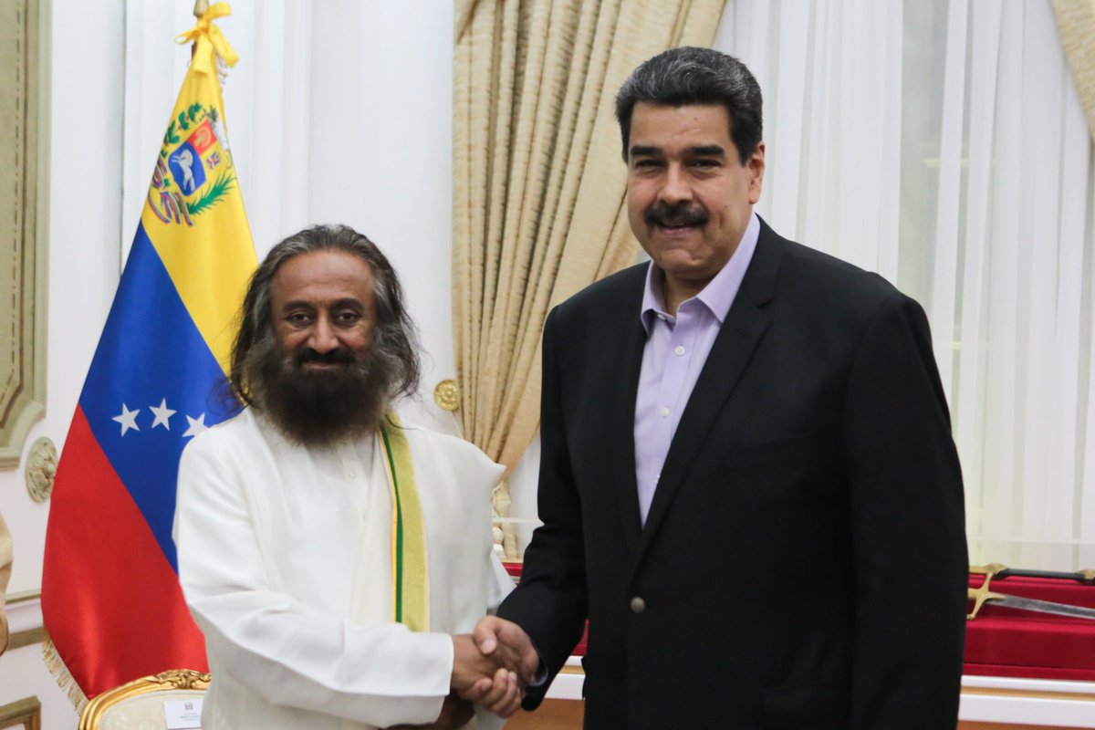 PresidencialVen's tweet photo. #NOTICIA Presidente de la República @NicolasMaduro se reúne con el líder humanitario y embajador de la Paz, Gurudev Sri Sri Ravi Shankar, en el Palacio de Miraflores https://t.co/vMTxqQKc8s https://t.co/9fVfukespv