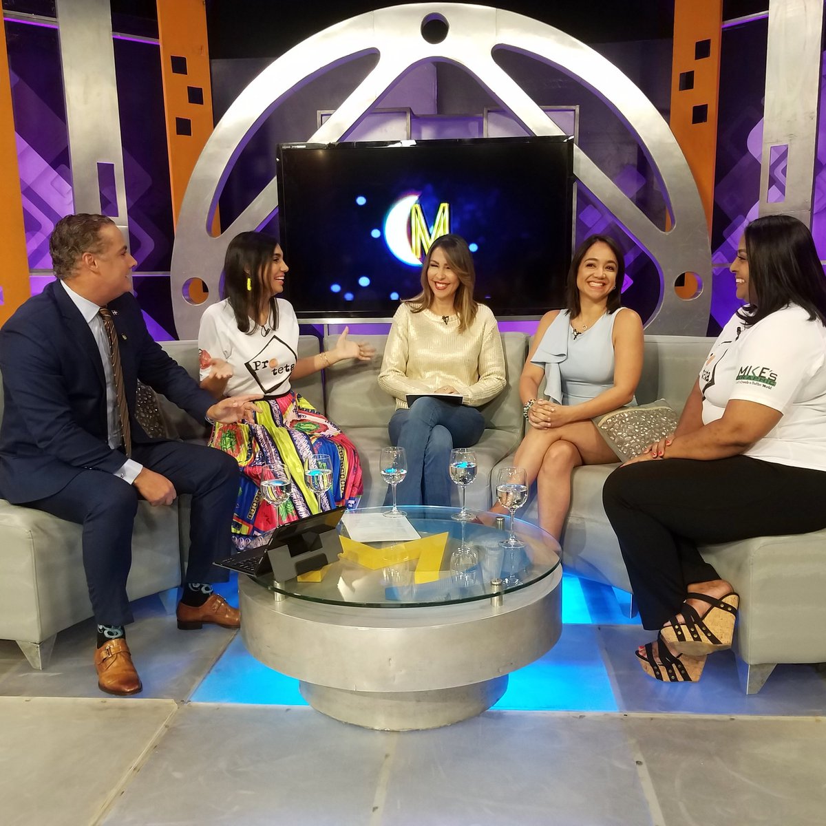 ENMariasela's tweet photo. En este momento conversamos con @AlbertoFiallo #EnDerechos y dos invitadas #Proteta, Génesis Nouel, Asesora en Lactancia, (@MadresMil) y Alfania Mendoza, (@Primerizard). ¿Les parece ofensivo ver una madre lactando a su bebé? https://t.co/4yUbttObJo