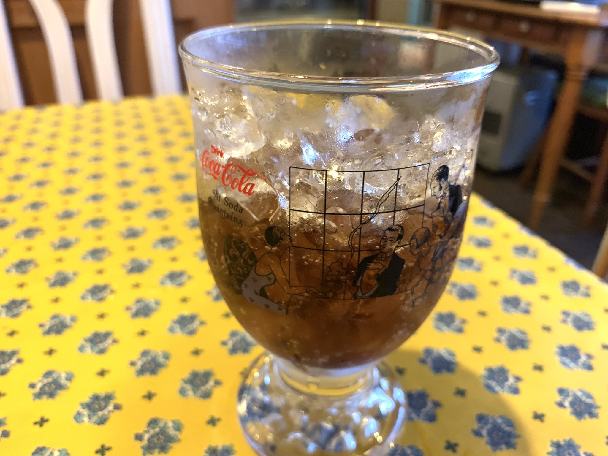 ラ プロヴァンス La Provence 世界一美味しいコカコーラの作り方 材料 クラッシュアイス コカコーラ 作り方 タプリのクラッシュアイスを詰めたグラスにコカコーラを注ぐ クラッシュアイスでストローなし キリキリに冷えたコーラと弾ける炭酸が