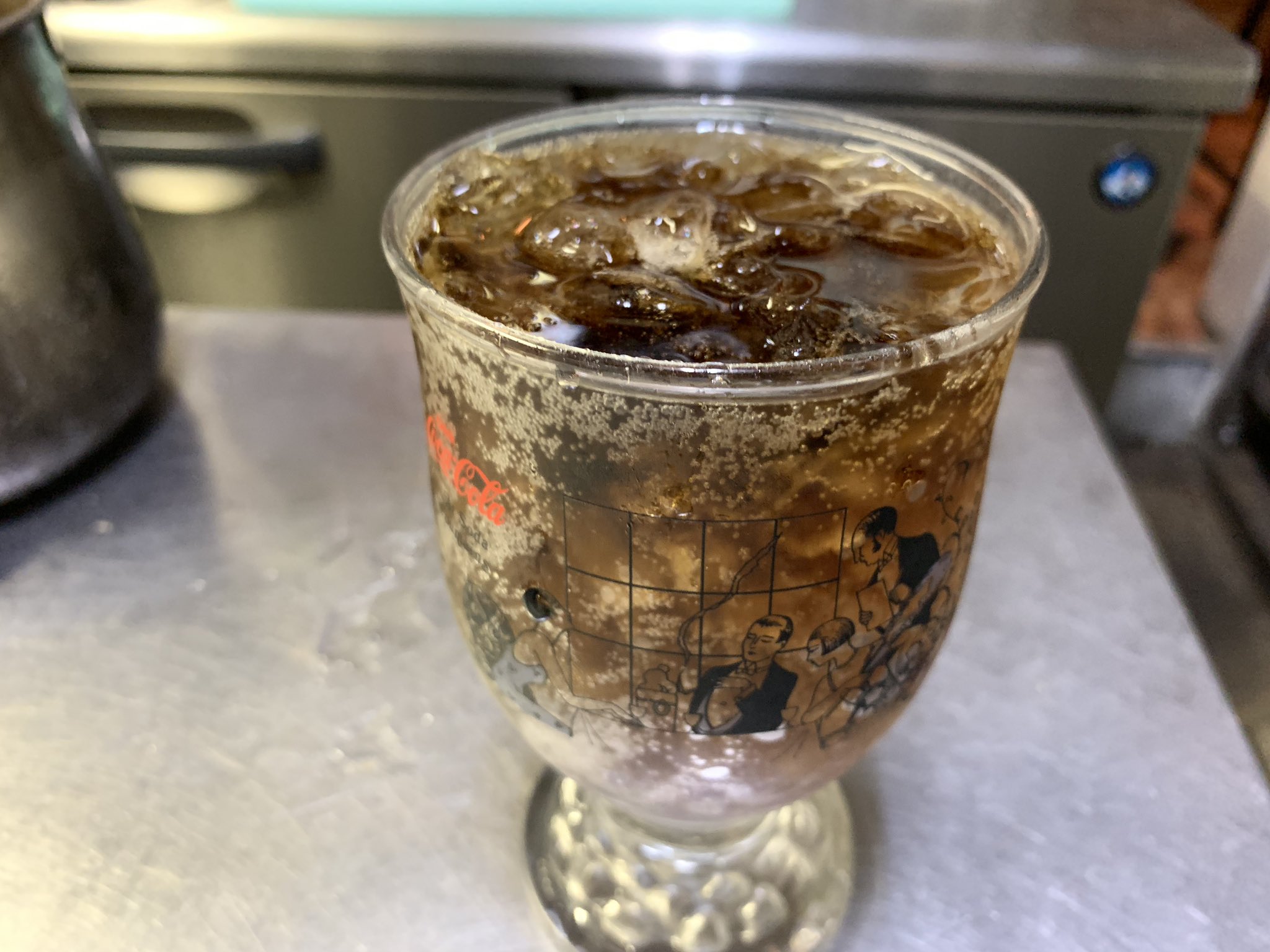 ラ プロヴァンス La Provence 世界一美味しいコカコーラの作り方 材料 クラッシュアイス コカコーラ 作り方 タプリのクラッシュアイスを詰めたグラスにコカコーラを注ぐ クラッシュアイスでストローなし キリキリに冷えたコーラと弾ける炭酸が