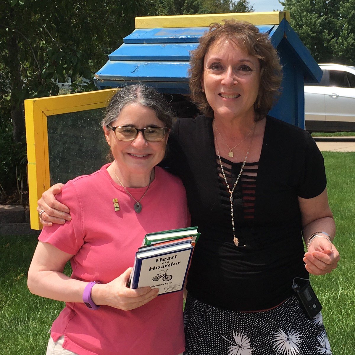 valsgro's tweet photo. What a wonderful surprise! At yesterday’s LFL in Kearney, NE, I met its steward, Lori Koeppe. Thanks, Lori, for making my stop extra special! #patienceoaktree #LtlFreeLibrary #lincolnhwy https://t.co/rIJLTznowE