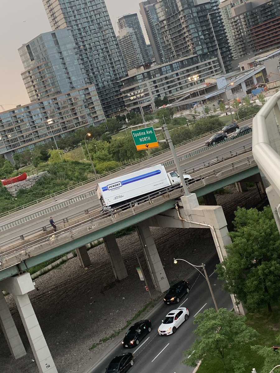 Jennifer Evans A Twitter Gardiner Eb And Lakeshore Wb Will Likely Be Closed For A While That Truck Is Going Nowhere Toronto Traffic Tpsoperations Cp24