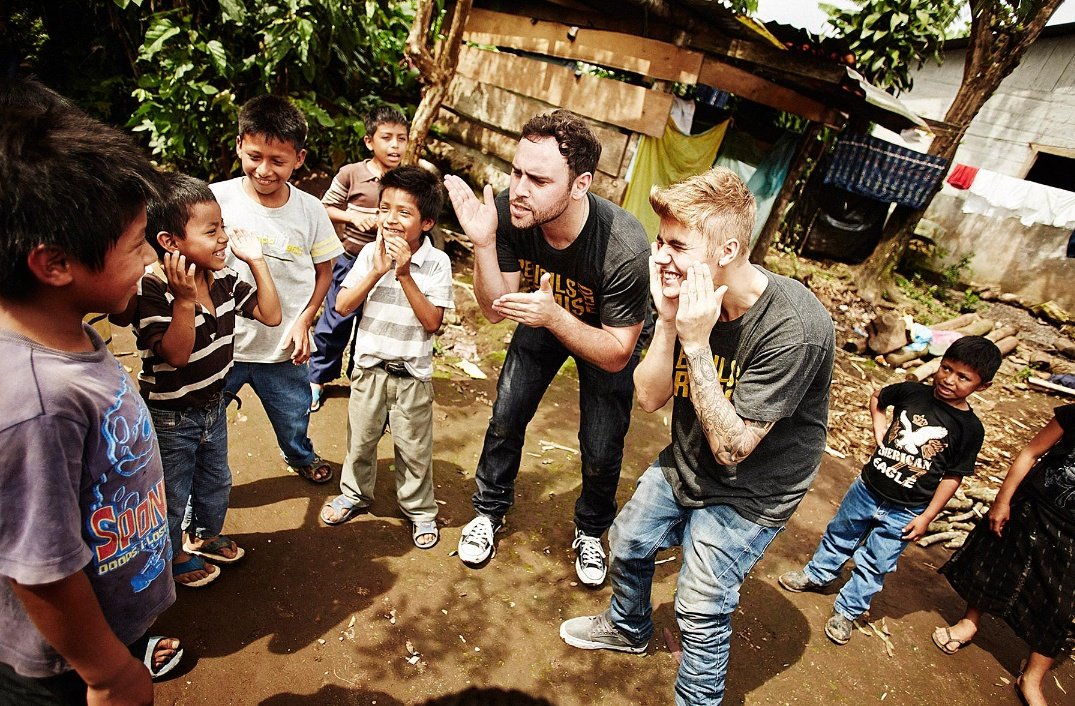 bizzuhl_sky's tweet photo. Justin jugando con niños que se encontraban en la construcción de la escuela en Guatemala.
#JustinBieber #WeSupportJustin https://t.co/OmOD1WvnZV