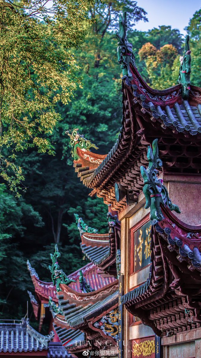 LiveinGuizhou's tweet photo. In #Guiyang, there is a natural big park: the Qianling Mountains. Regarded as the “best mountains in southern Guizhou”, Qianling Mountains are famous for their lush vegetation and clear lakes. This park has been a famous tourist attraction and pilgrimage site since ancient times. https://t.co/X3kf6eYPjp
