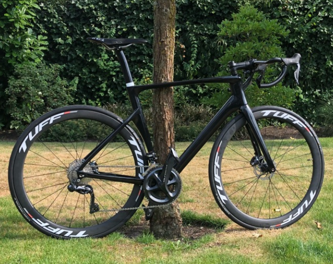 WCB-R-166 frame is our base offering Aero road performance. Full monocoque fork has a good shock absorption and stiffness performance. Aero tube and internal cable line to make this frame looks more concise and reduce wind resistance.