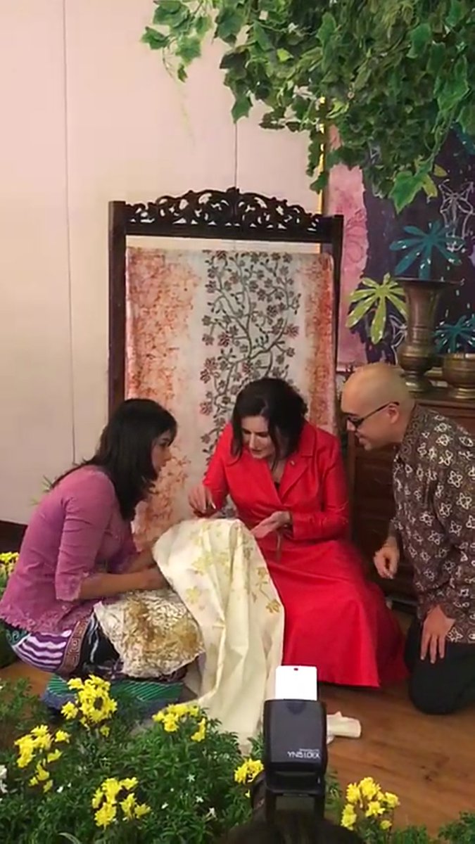 kakimimpi's tweet photo. H.E.@AmbMacArthur and Ambassador to @CanadaASEAN Kelly really "mark" the @Canada - #Indonesia friendship during #CanadaDay152 Reception by drawing batik #Kanada directly with special technique of #canthing
@TFaizasyah @gregoryelms @jokowi @JustinTrudeau
(3/5) https://t.co/IYbz2ap2Ha