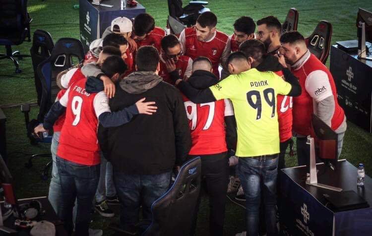 xTiago97's tweet photo. Venho por este meio anunciar a minha saída da equipa de Pro Clubs do @SCBesports 
Foram 2 anos onde vivi e conheçi pessoas fantásticas que levo para minha vida.
Agradeço a oportunidade que me foi dada e tudo o que fizeram por mim.
Boa sorte aos meus antigos companheiros! https://t.co/NHTC7qS1Np