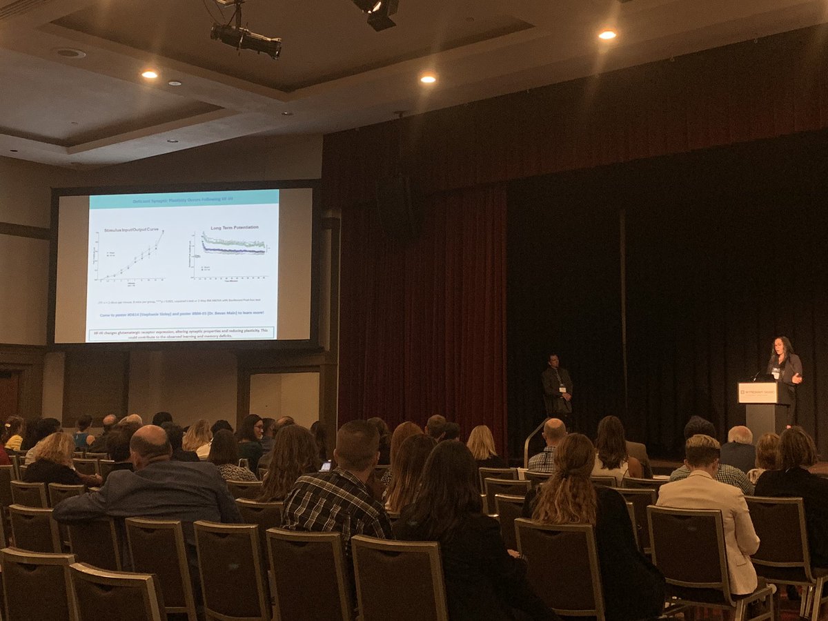 bevo_07's tweet image. Our grad student Steph Sloley blitzing up a data storm! #nns2019 #datablitz