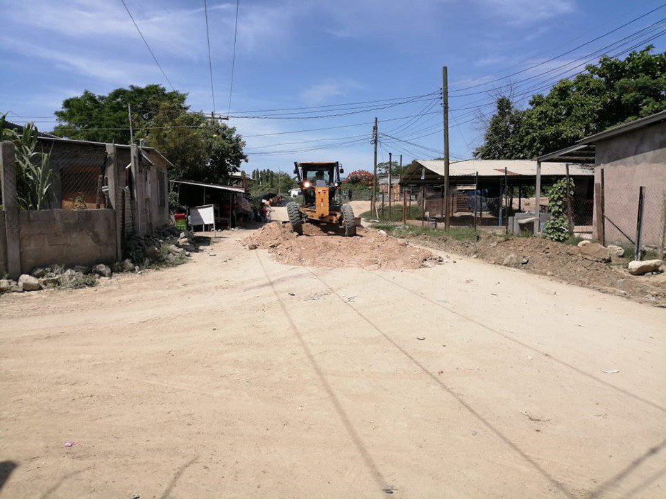 armandocalisps's tweet photo. Nuestro equipos de la @MuniSPS0501 realizan mantenimiento a la red vial no pavimentada, en las zonas de #Calpules, la #RiveraHernández, y El #Merendón, dejando las vías aún más accesibles para la circulación.
Continuamos trabajando para brindarte una mejor movilidad.
#SPSAvanza https://t.co/xcOJVTvkvh